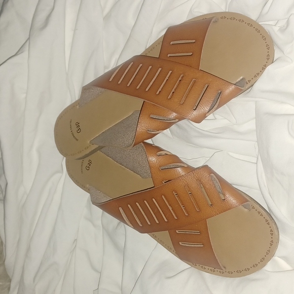 The gap leather slides - Picture 1 of 3